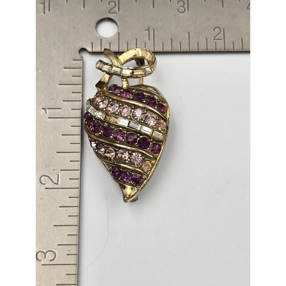 Vintage Coro‎ Strawberry Gold Tone Swirl Ribbon Brooch Pin Pendant Purple Pink